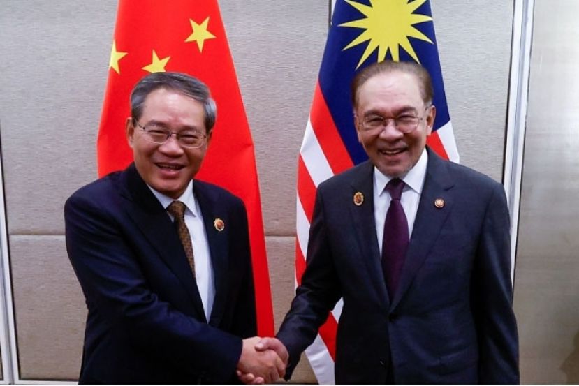 首相安华(右)去年在吉隆坡欢迎中国总理李强来访。