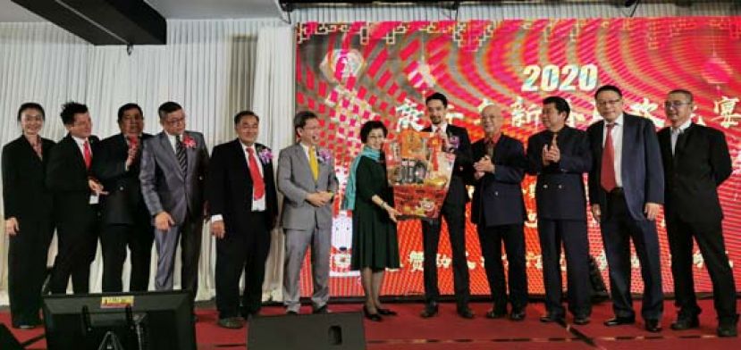 砂金门会馆新春晚宴筹委会主席黄惟玄（右5）赠送纪念品予拿汀阿玛黄彭玉莲(右6)，左起为妇女组主任李秀菁、青年团团长李汉强、副主席洪清文、署理主席拿督黄良杰、主席蔡勇顺、拿督斯里沈桂贤、副主席黄武耀、蔡水鹏、秘书长黄武通及财政张景源。