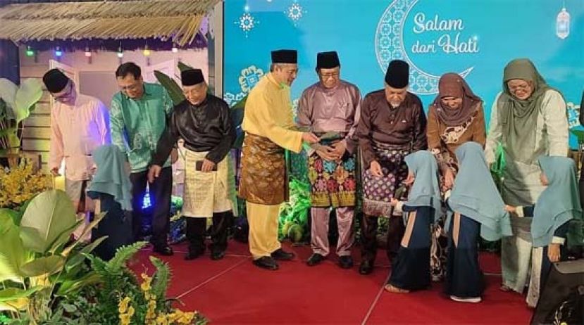 嘉宾在派发青包时摄。