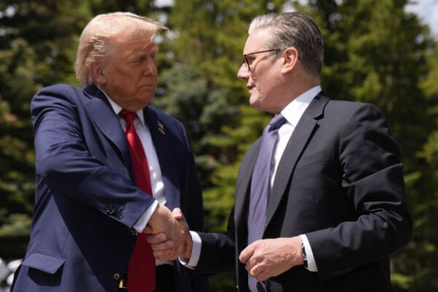 美国总统特朗普与英国首相施凯尔。