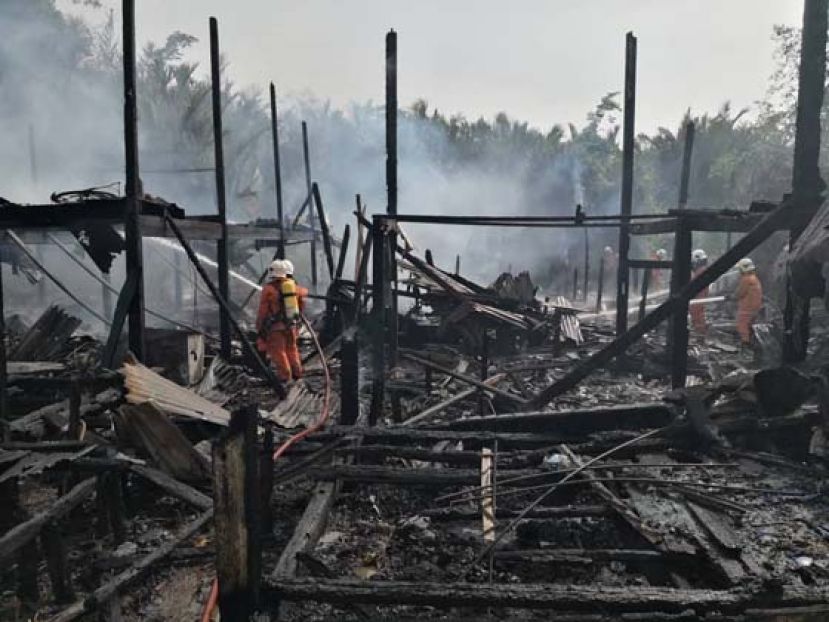 消拯人员在灾场向废墟灌水，以扑灭火苗。