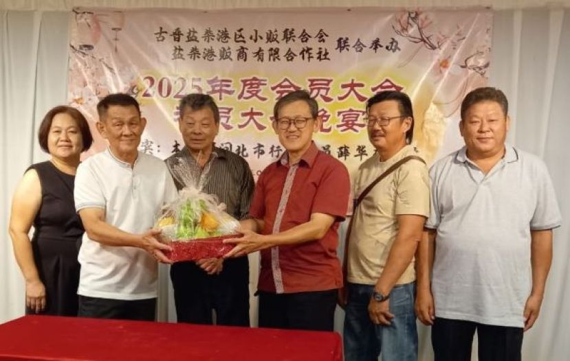 盐柴港贩商合作社主席麦克徐（左2起）、盐柴港区小贩联合会主席张炳铭联合送水果礼蓝予主宾北市行政委员薛华东。