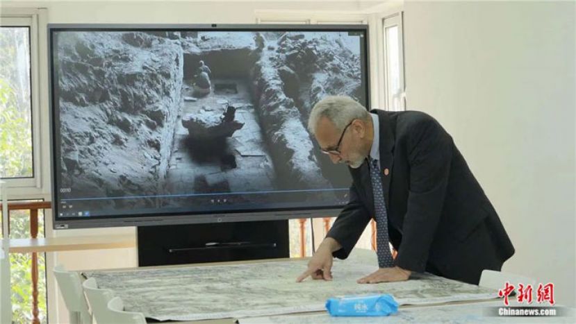 穆罕默德&middot;纳西姆&middot;汗教授展示他所研究的&ldquo;玄奘之路&ldquo;地图。