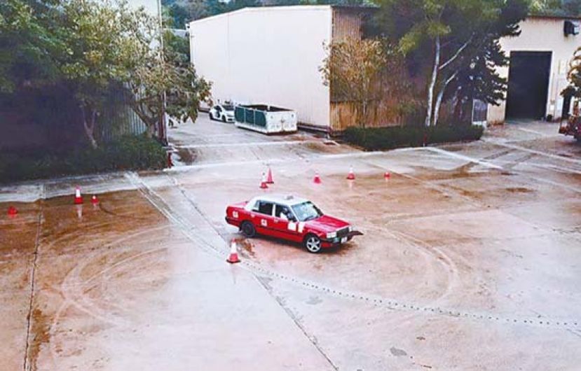 由于在道路上飘移是违法行为，飘移课程须在私人场地进行。