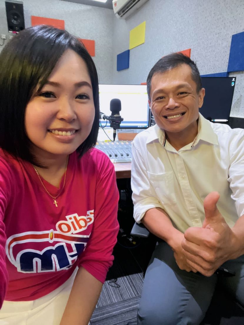 林德强中医师（右）受砂电台访员刘丽晶访谈&ldquo;中医内科&rdquo;。