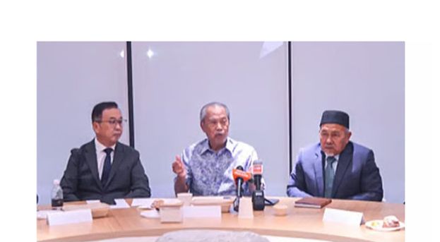 丹斯里慕尤丁(中)向媒体发言。