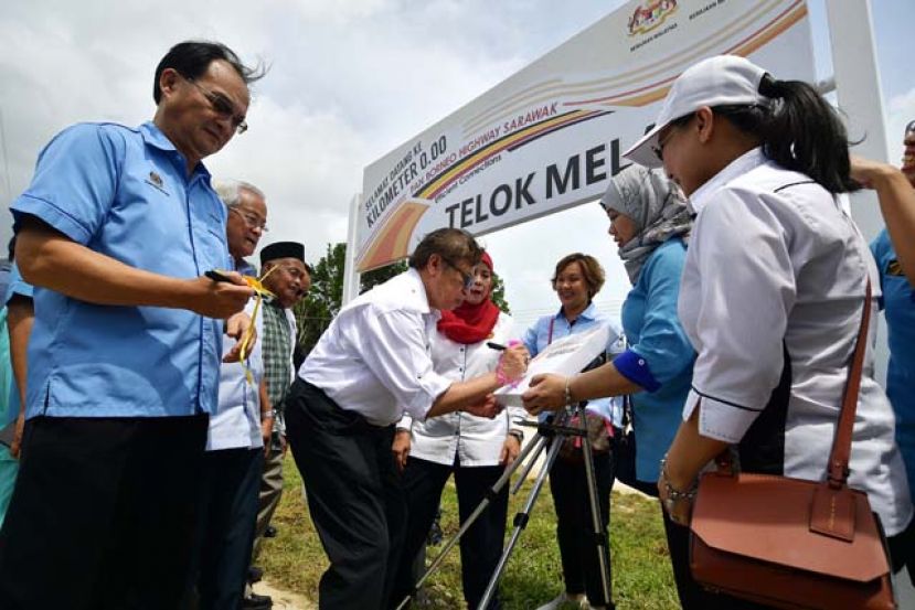 图：首长阿邦佐哈里在泛婆大道起点牌匾上签名，左为工程部长巴鲁比安。