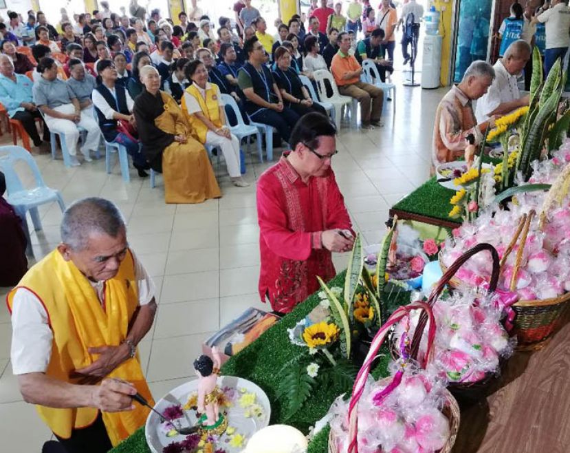美里佛教居士林卫塞节庆典，左起为林长天猛公杨惠生、拿督李景胜、拿督陈超耀与市长俞小珊(从左至右)进行浴佛时摄。