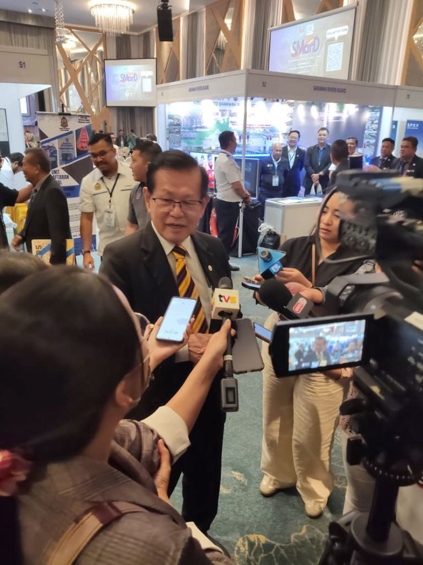 砂拉越交通部长拿督斯里李景胜媒体访问。