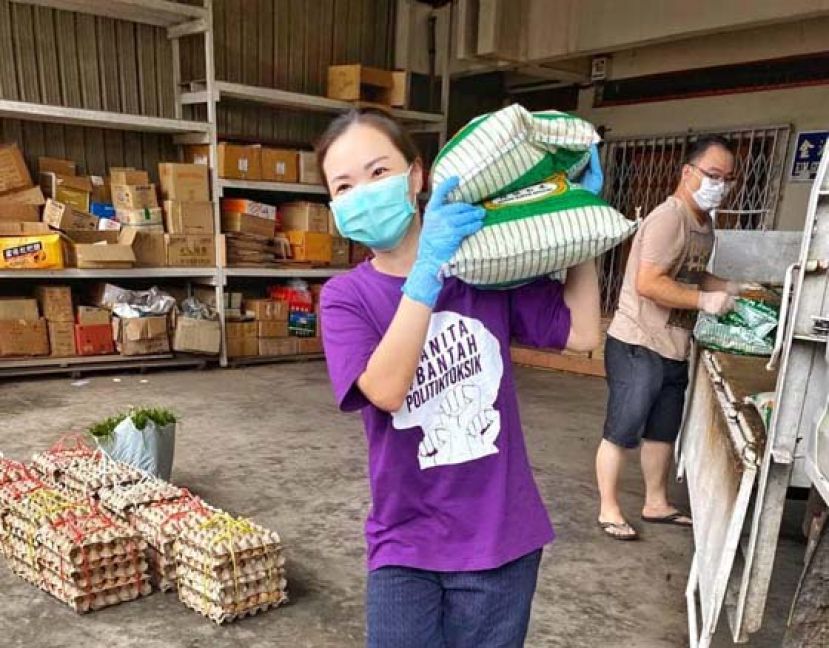 刘强燕早前亲自搬运白米，和助理一块将粮食送给贫困家庭。
