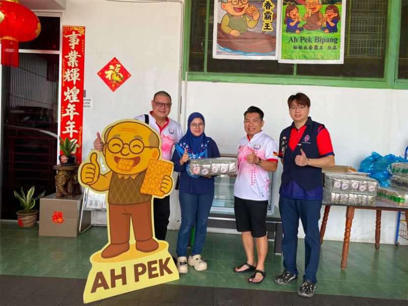 裕程食品企业有限公司的代表（左二）移交赞助品，由捐血活动筹委主席陈蓀炳（右二）、华青团福利组长江泽明（右一）及古晋陈青团副公关陈永胜（左一）代收。