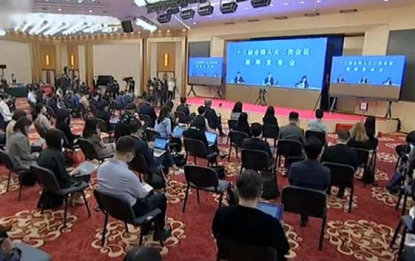 全国人大三次会议大会主席团开会后召开记者会。