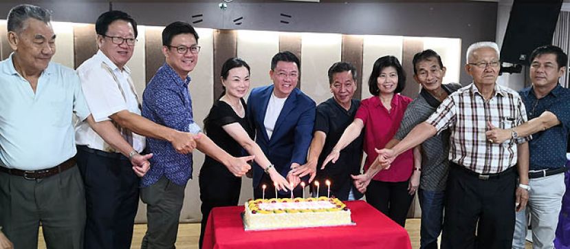 适逢父亲节，倪可敏（右六）、黄培根（右五）与老党员共切孝亲节蛋糕。