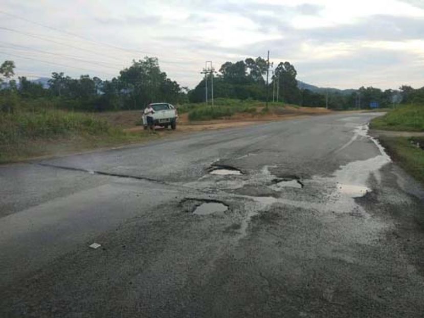 斯省巴都林当路，坑坑洞洞对道路使用者十分危险。