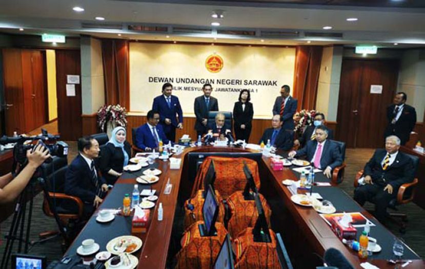 砂州议会议长拿督阿玛阿斯菲雅（中）主持1963年大马建国协议咨询委员会会议后，向媒体发表谈话。