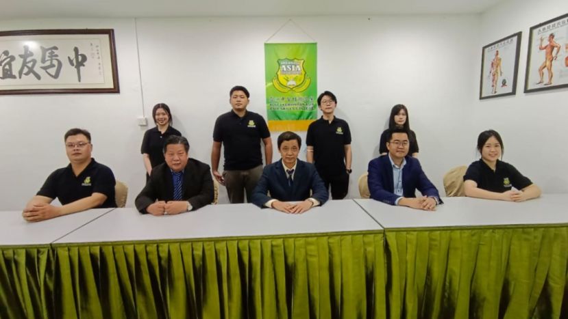 砂医总会长兼亚洲中医技职学院院长江宗兴（左2）与该院新开班的第十届推拿专科学员合影；左3起为诗巫传统中医师公会主席林友镁、学院主任江邦忠等人。