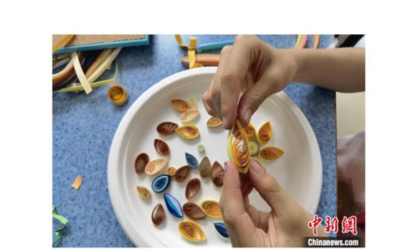 近日，兰州市红古区海石湾第二小学学生用纸条卷出“大千世界”。