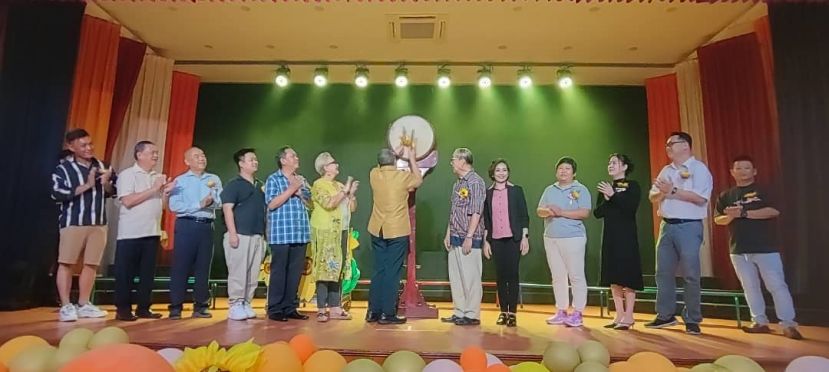 主宾南市市长拿督黄鸿圣为活动主持鸣鼓仪式。左四为古晋中华中学校友会会长拿督黄国辉的代表陈映佐、晚宴贵宾黄国耀以及拿汀黄多娜。右四起为古晋爱心书协会创办人吕晗韵、菩提幼儿园园长蔡蕙朱以及居士林林长蔡明田。