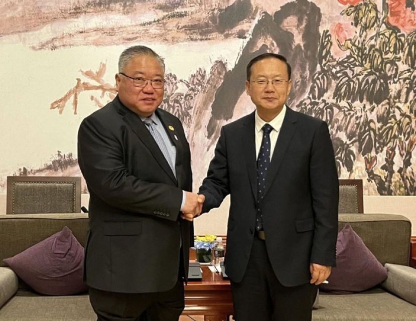 拿督斯里张庆信（左）拜会中国文化与旅游部长孙业礼。（旅游部提供图）