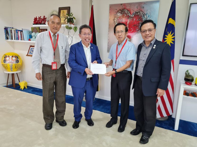 筹委会主席郑佑上校董（左三）移交主宾邀请函予拿督斯里沈桂贤（左二），左起为中中校董会署理  主席高伟宁、副财政陈瑞光。