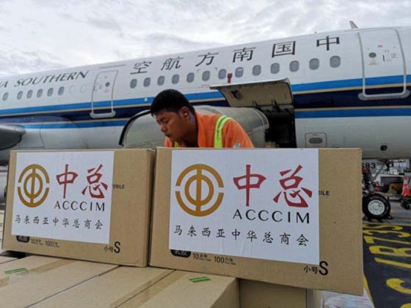 中总捐赠的首批医用手套送上南方航空班机，运往中国抗疫前线。