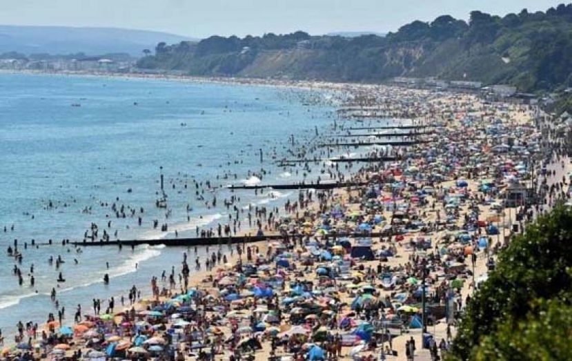 50万人涌入伯恩茅斯的多塞特郡（Dorset）海滩，伯恩茅斯连忙宣布为“重大事件”。