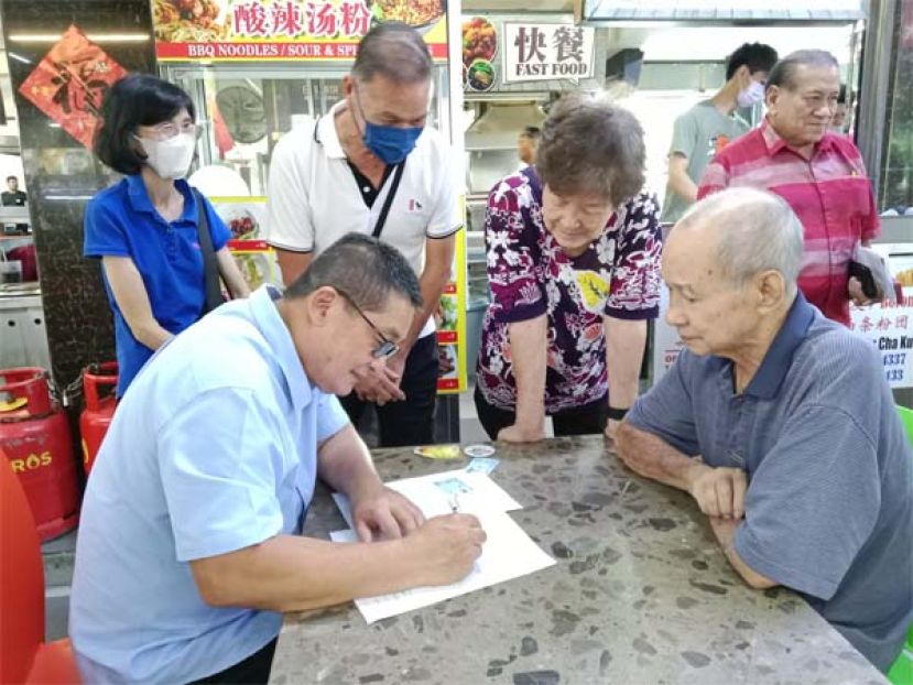 巴都林当区议员施志豪（坐左）协助各族长辈申请砂政府 &quot;年长者健康福利计划&quot; 500令吉医疗津贴福利。