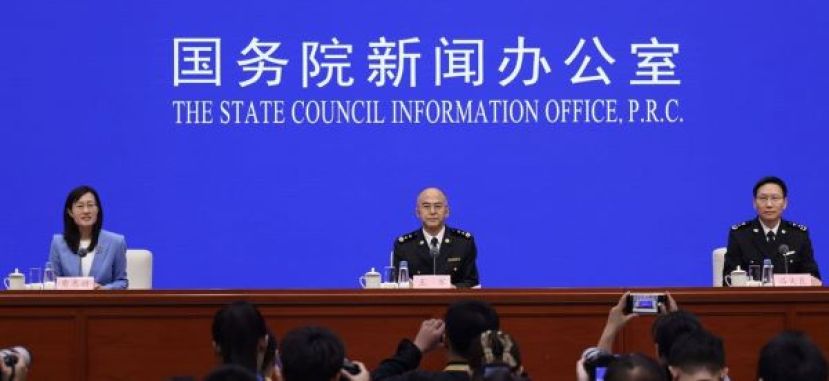 中国海关总署新闻发言人、统计分析司司长吕大良（右）向媒体介绍中国2026年上半年进出口情况。