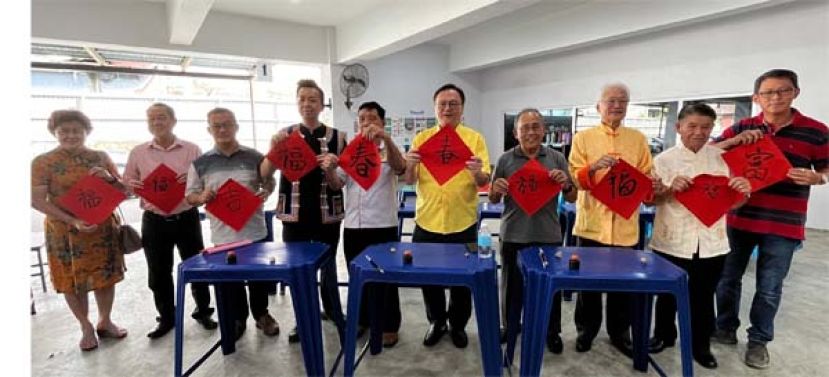 主宾和四哩半中华公学校董委员在挥春环节后合影。左起为校董会公关余悦凤、福财政许映鸿、副公关李俊强、校长张钦华、副主席陈志文、主宾拿督罗克强、主席邓民权、本固鲁田新华、甲必丹官德钗以及家长张仁韶。