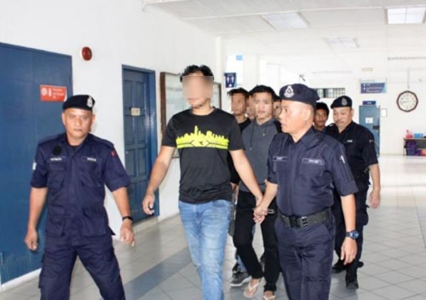 3名被告出庭时摄。