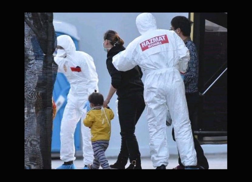 全副武装的医务和消拯人员，将下机的乘客带往检测中心。