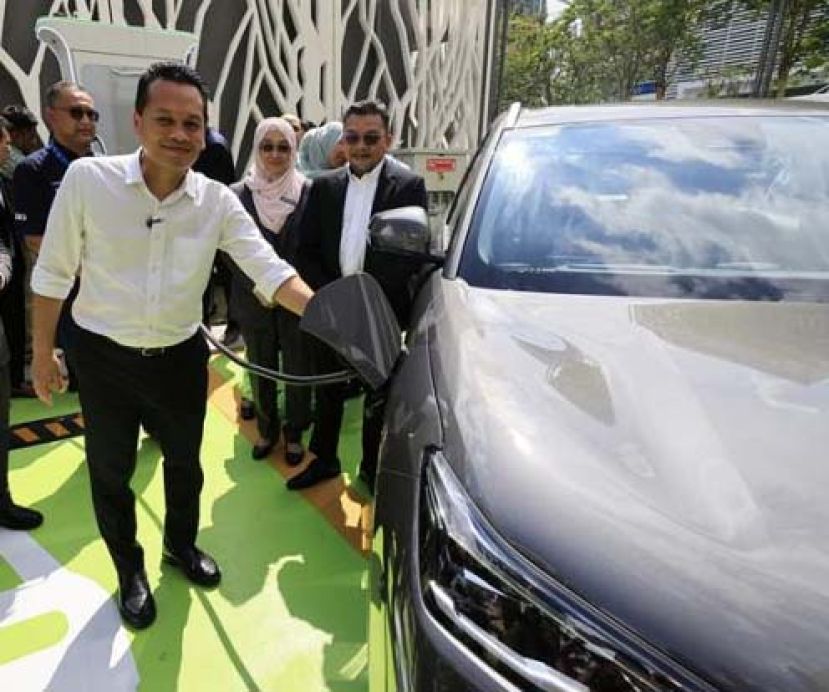 ●聂纳兹米为电动车充电。