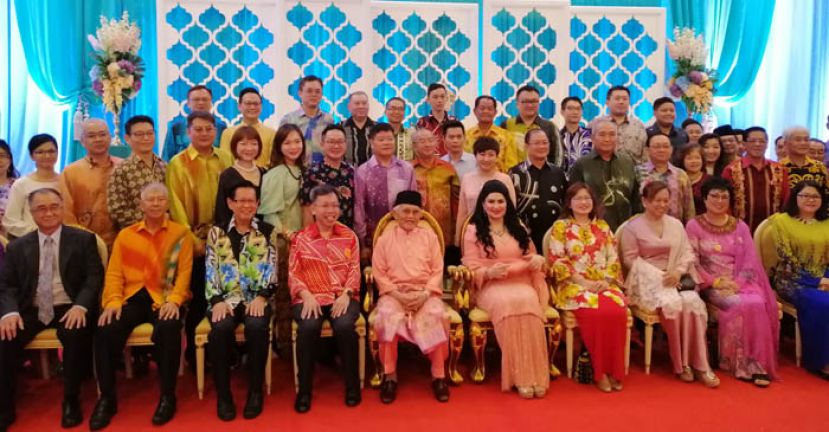 砂地方政府与房屋部部长拿督沈桂贤教授及人联党党员向州元首贺节。