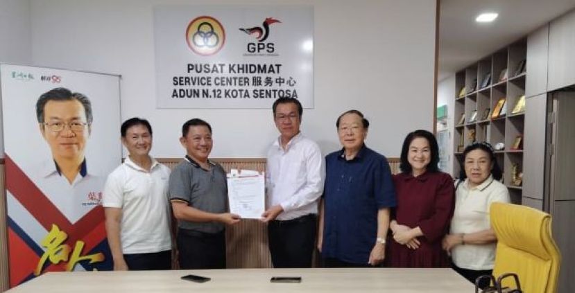 陈行忠（左2）移交邀请函予哥打圣淘沙区议员叶耀星（右4），邀请其出席《琴棋书画》艺术展并担任主宾。左为蔡秋明；右起为陈月娥、吴桂兰及大会主席拿督黄起辉。