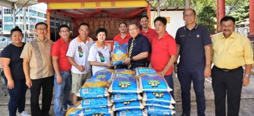 毕打拿忠福宫主席许义华（右3起）与筹委陪同南市市长拿督黄鸿圣移交捐赠包装白米予慈云佛教正信会代表林淑芳及林盛贤；左2起为薛华东、许嘉胜；右起是南市市议员雷、莫壮平。