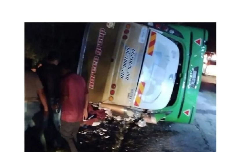 巴士翻覆在马路上。