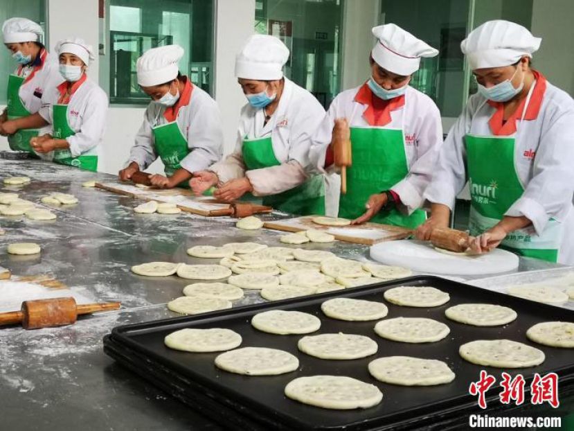 产业园内的工人正在制作馕胚。