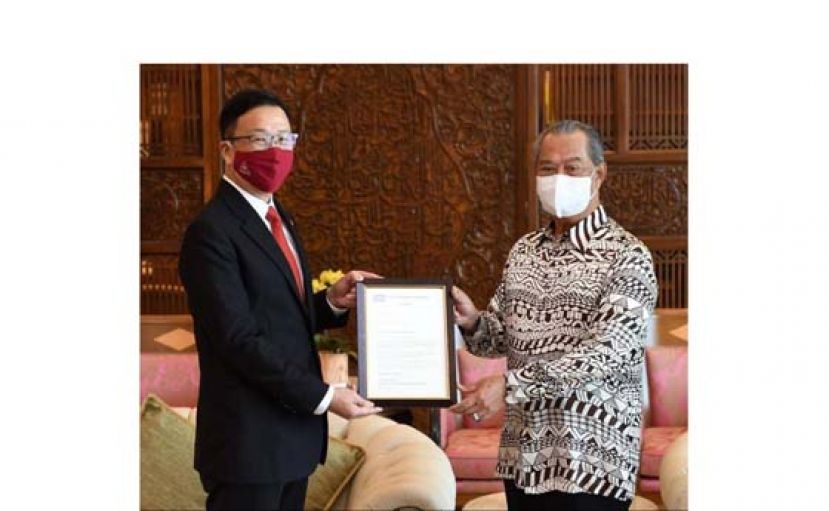 丹斯里慕尤丁(右)移交信函予民政党主席刘华才。