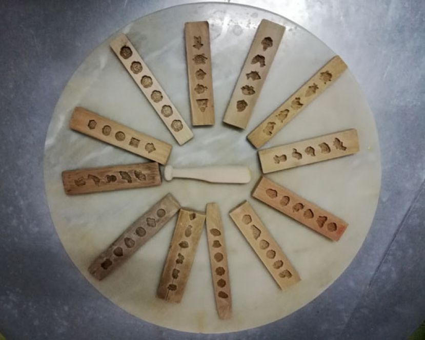 图示：不同图案的绿豆糕模具。