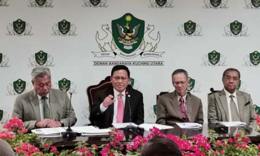 砂首长署助理部长拿督阿都拉曼朱乃迪（左2）与北市市长朱乃迪（右2）联合新闻发布会。