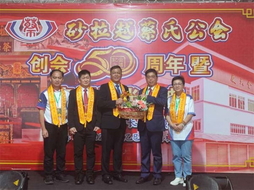 砂拉越蔡氏公会主席蔡岷谷（右二）赠送纪念品予主宾代表蔡佑龙时影。左起为筹委会主席蔡传双、宗祠重光委员会主任蔡明龙；右为筹委会副主席甲必丹蔡枂蓉。