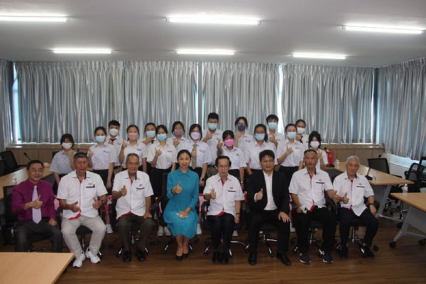 古晋3所独中的中国籍学生与中国驻古晋总领馆领事及古晋中中校董合影。