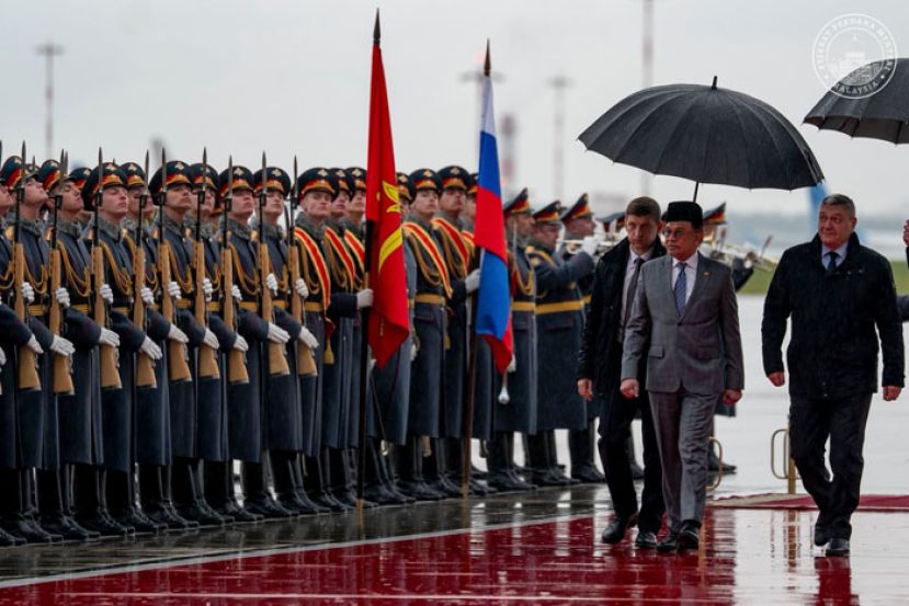 首相安华抵达莫斯科斯洛伐克机场检阅仪仗队。