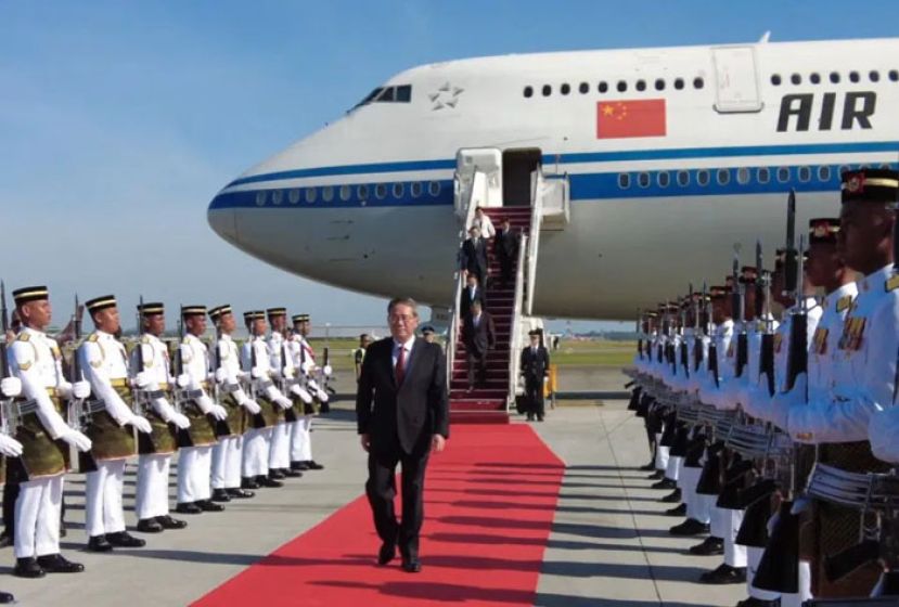 中国总理李强检阅仪仗队。