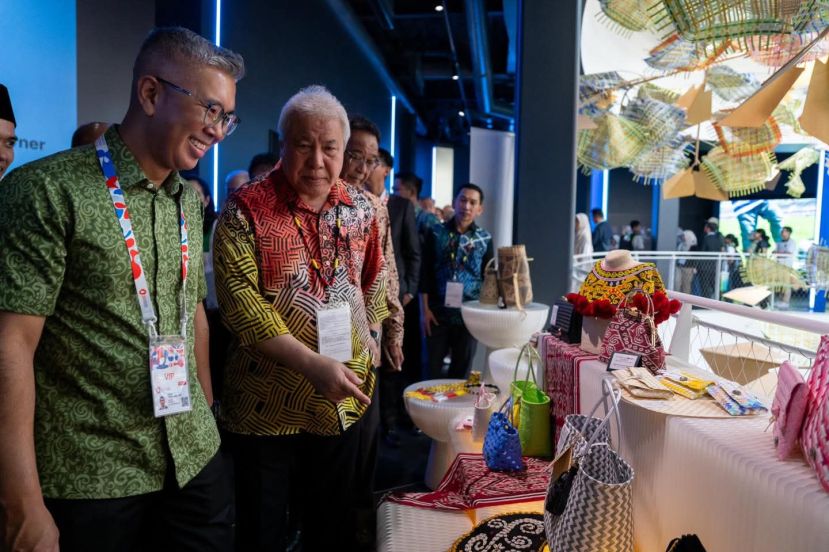 投资、贸易及工业部长东姑拿督斯里扎夫（左一）与砂拉越副总理拿督阿玛阿旺登雅（左二）参观2025年大阪世博会马来西亚馆展示的砂拉越手工艺品。