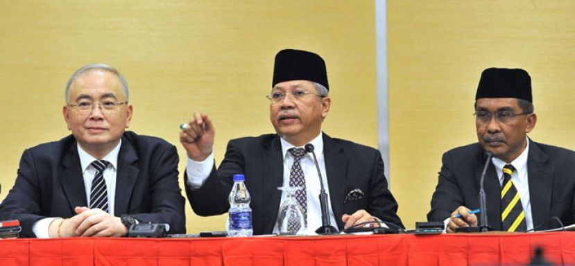 国阵与伊党联合新闻发布会。左起为马华总会长拿督斯里魏家祥、巫统总秘书丹斯里安努亚慕沙和伊党总秘书拿督达基尤丁。