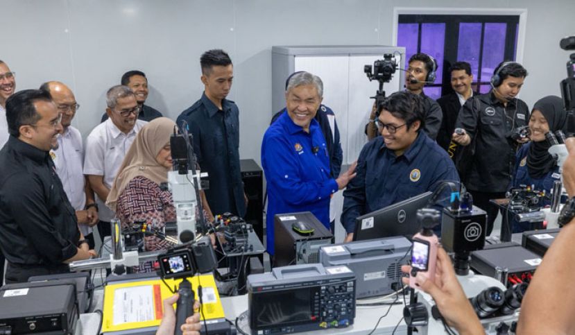 阿末扎希参观吉隆坡大学英国学院。