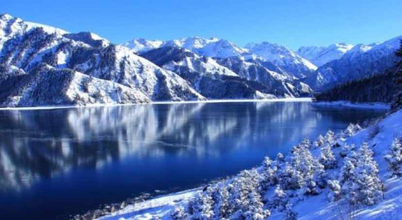 新疆冰雪旅游掀热潮，天山美景吸引大批游客。