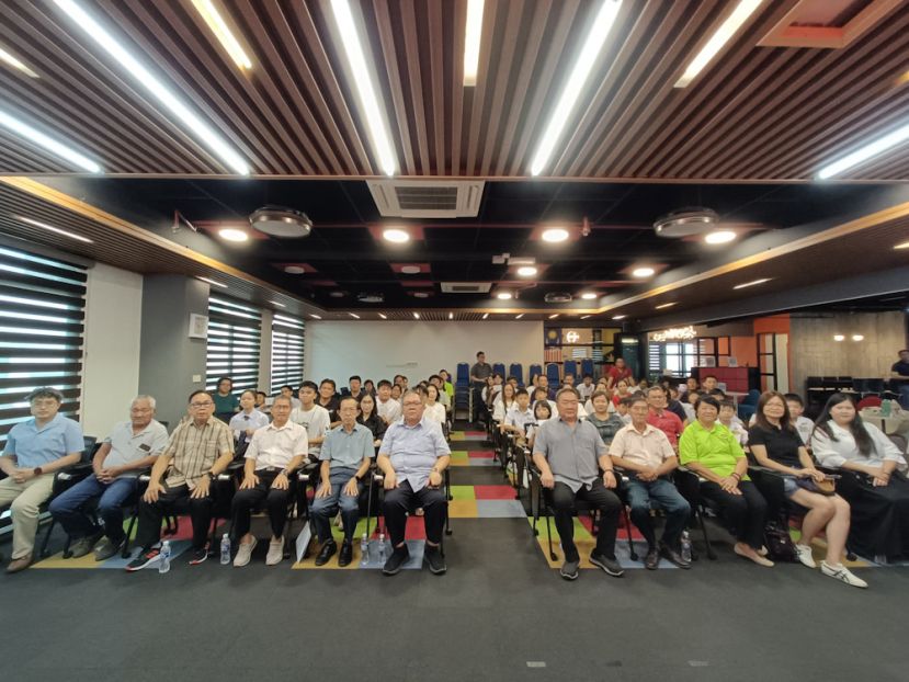 全体获得古晋漳泉公会2024年度会员子女优良奖励金同学与理事们大合照。