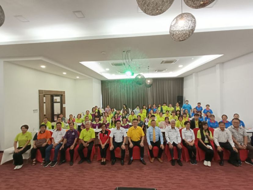 全体学员与主办当单位大合照。